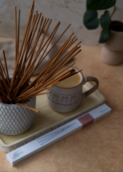 Encens parfumé Poire et Vanille avec tasse, ambiance chaleureuse et parfum doux pour la maison