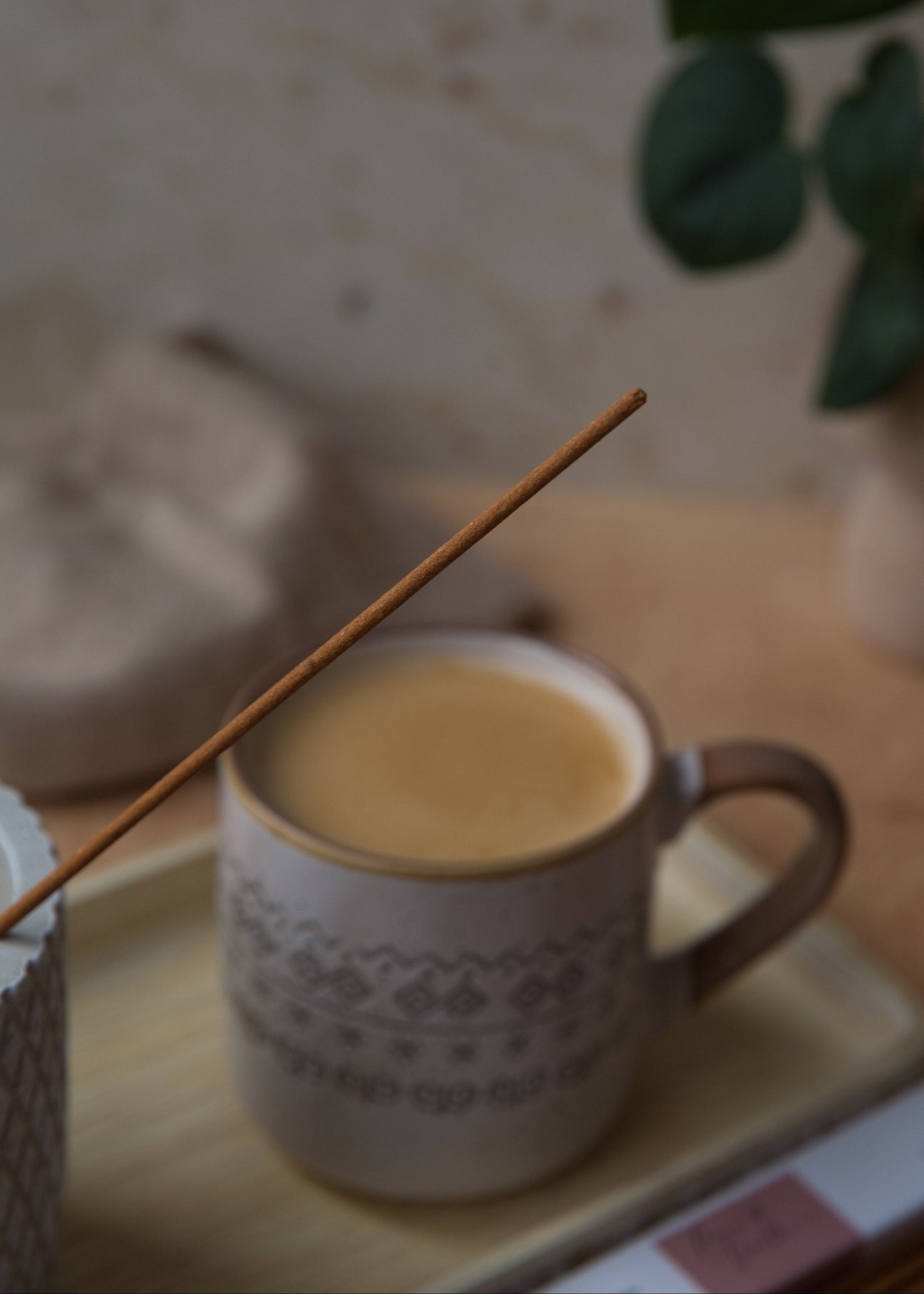 Encens parfumé Poire et Vanille dans une ambiance douce et apaisante, parfum gourmand et réconfortant