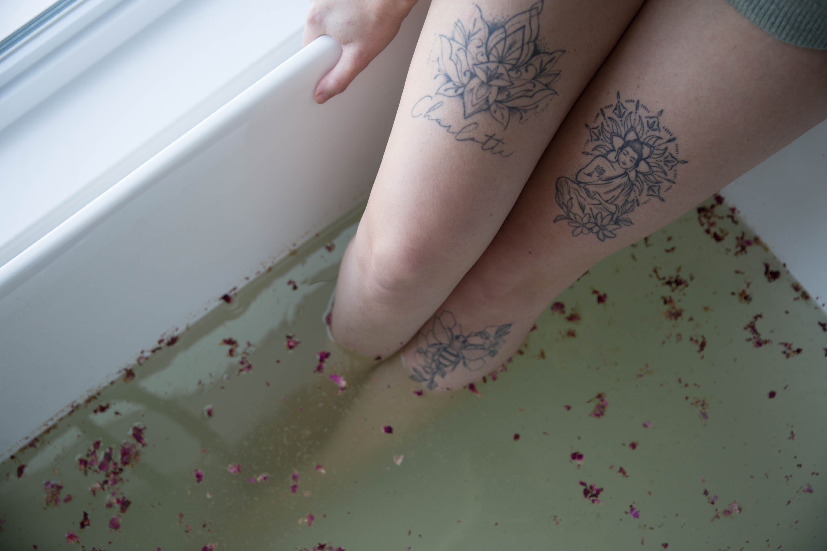 moment de bain avec sel de bain ambiance bien etre a la maison