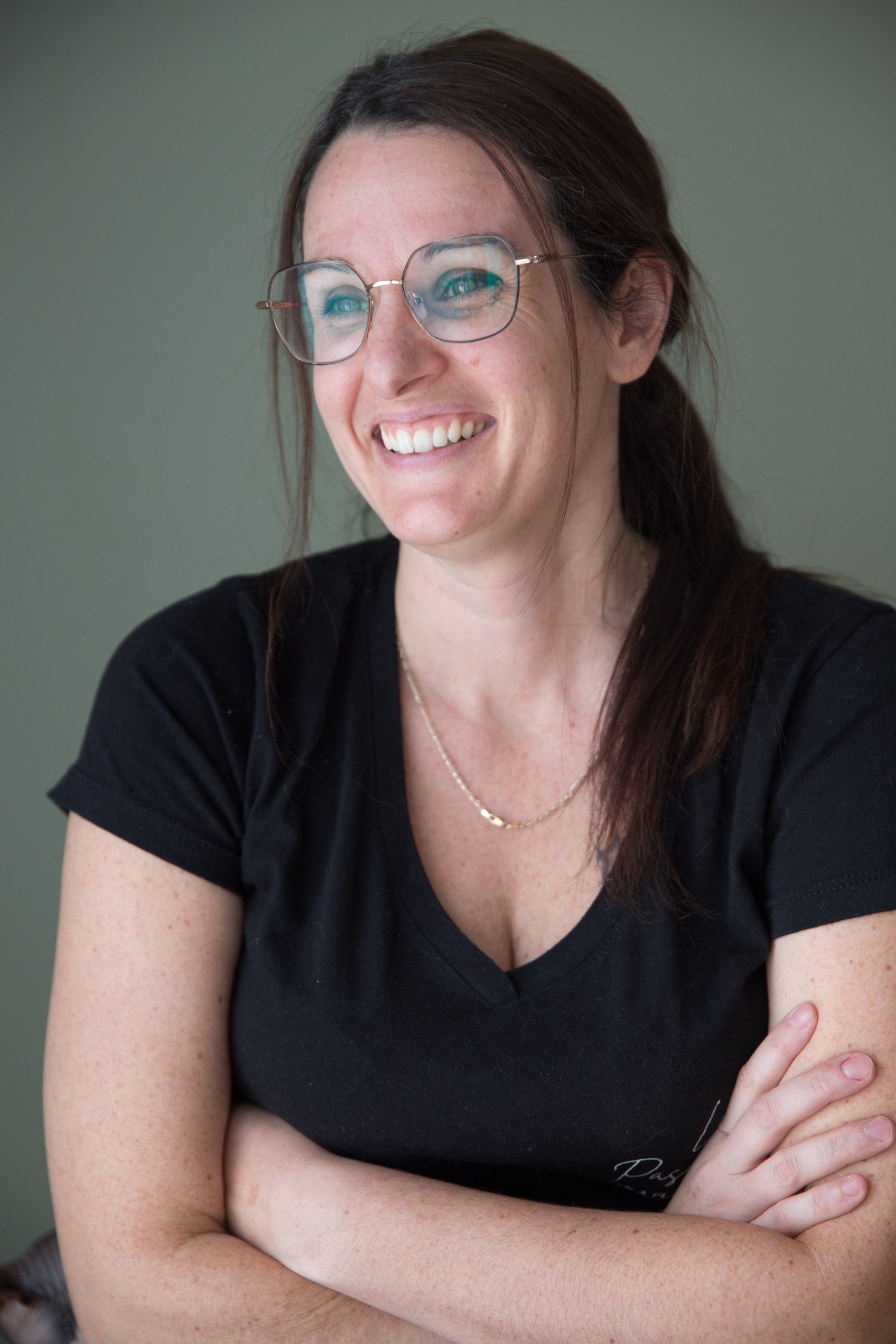 Natacha créatrice de Les Passionnées souriante, marque québécoise de chandelles et produits parfumés faits avec soin