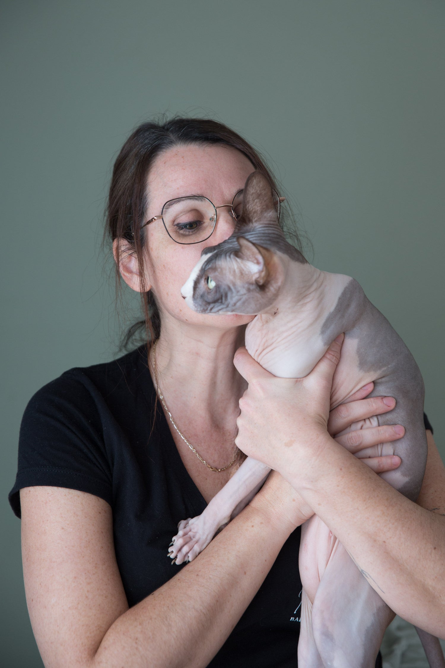 Natacha fondatrice de Les Passionnées tenant son chat Pépé, mascotte de la marque, entreprise québécoise de produits parfumés