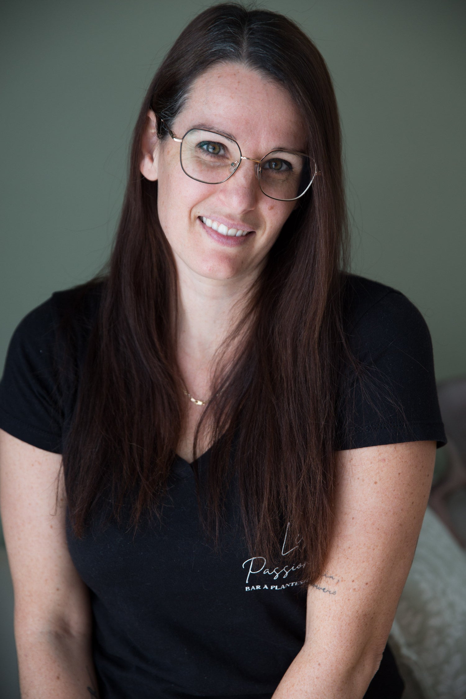 Natacha fondatrice de Les Passionnées souriante, entreprise québécoise de chandelles et produits parfumés faits à la main