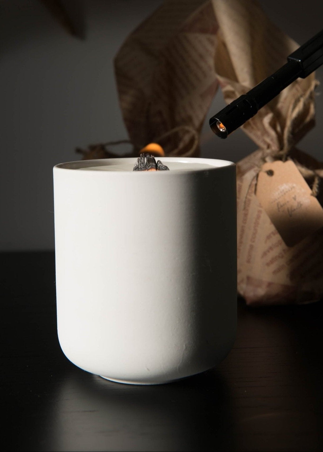 Recharge de chandelle rechargeable installée dans un pot Les Passionnées, prête à être allumée