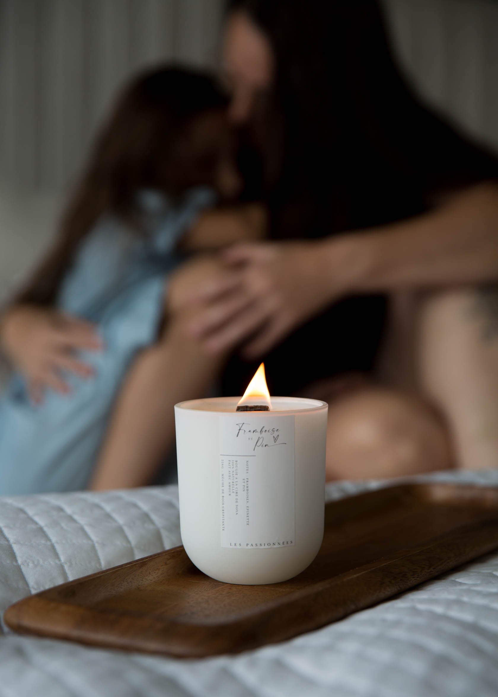 Tenir une chandelle parfumée rechargeable Framboise & Pin, moment de détente et de bien-être