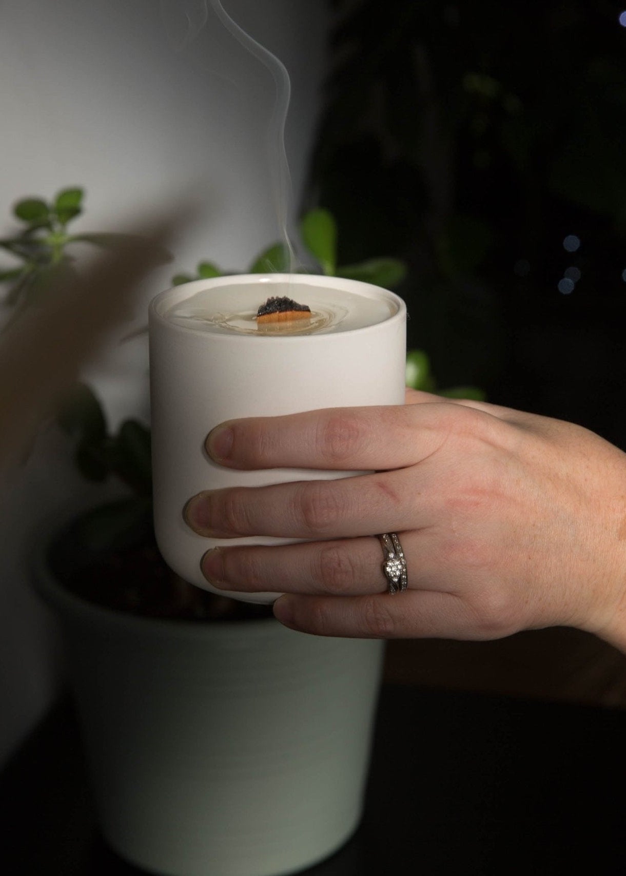 Tenir une chandelle parfumée rechargeable Tournesol & Fleur, moment doux et lumineux du quotidien