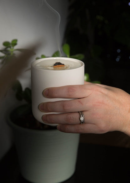 Tenir une chandelle parfumée rechargeable Tournesol & Fleur, moment doux et lumineux du quotidien