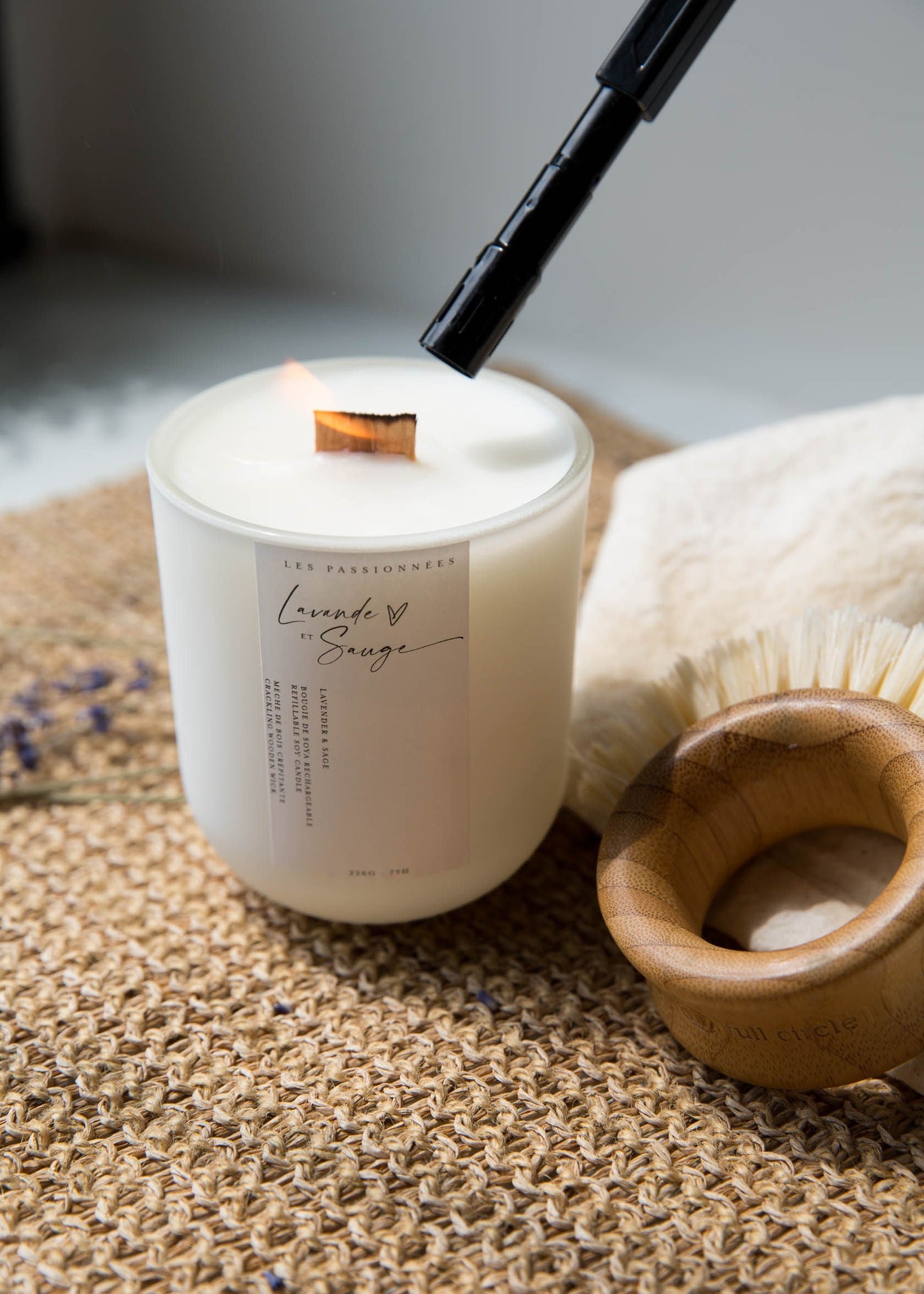 Allumer une chandelle parfumée rechargeable Lavande & Sauge, moment de détente et de bien-être