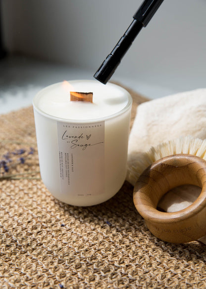 Allumer une chandelle parfumée rechargeable Lavande & Sauge, moment de détente et de bien-être