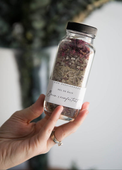sel de bain bain reconfortant en flacon tenu en main