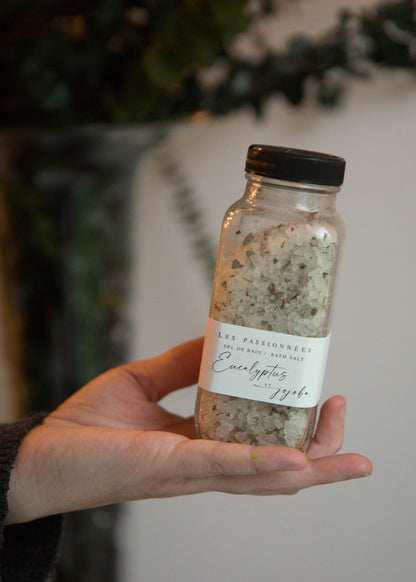 sel de bain eucalyptus jojoba naturel tenu en main