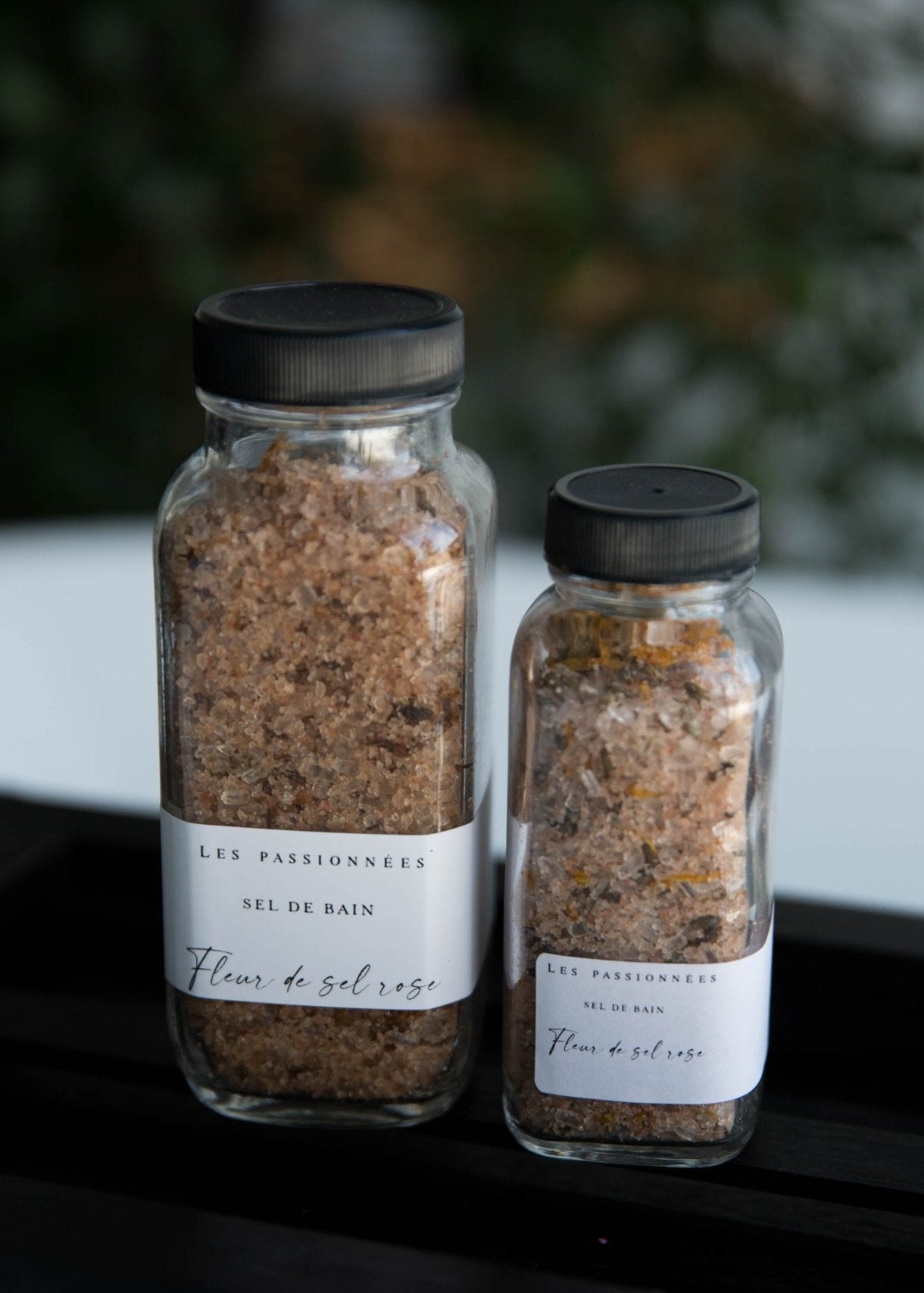 deux flacons de sel de bain fleur de sel rose pour un rituel de bien etre