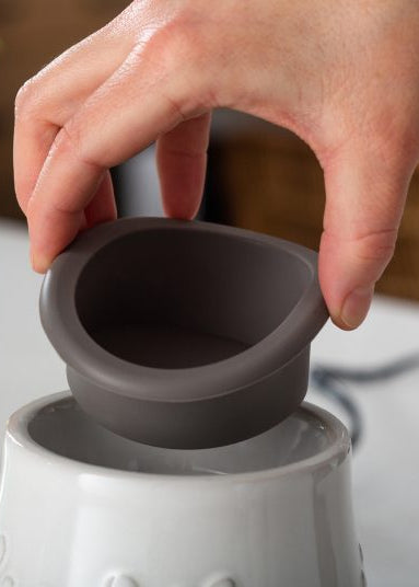 Soucoupe réversible amovible d’un brûleur de cubes de cire électrique Beige Fleuri, permettant de varier le style et l’utilisation