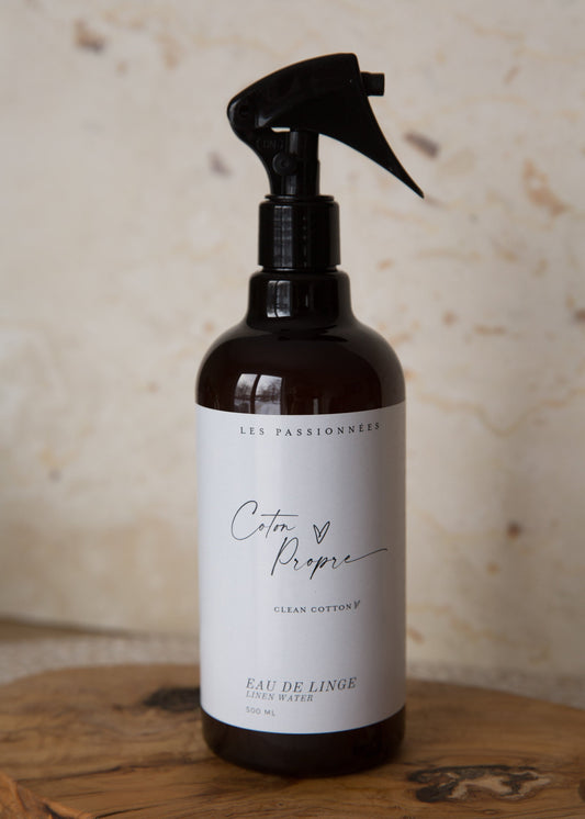 spray eau de linge coton propre en bouteille brune