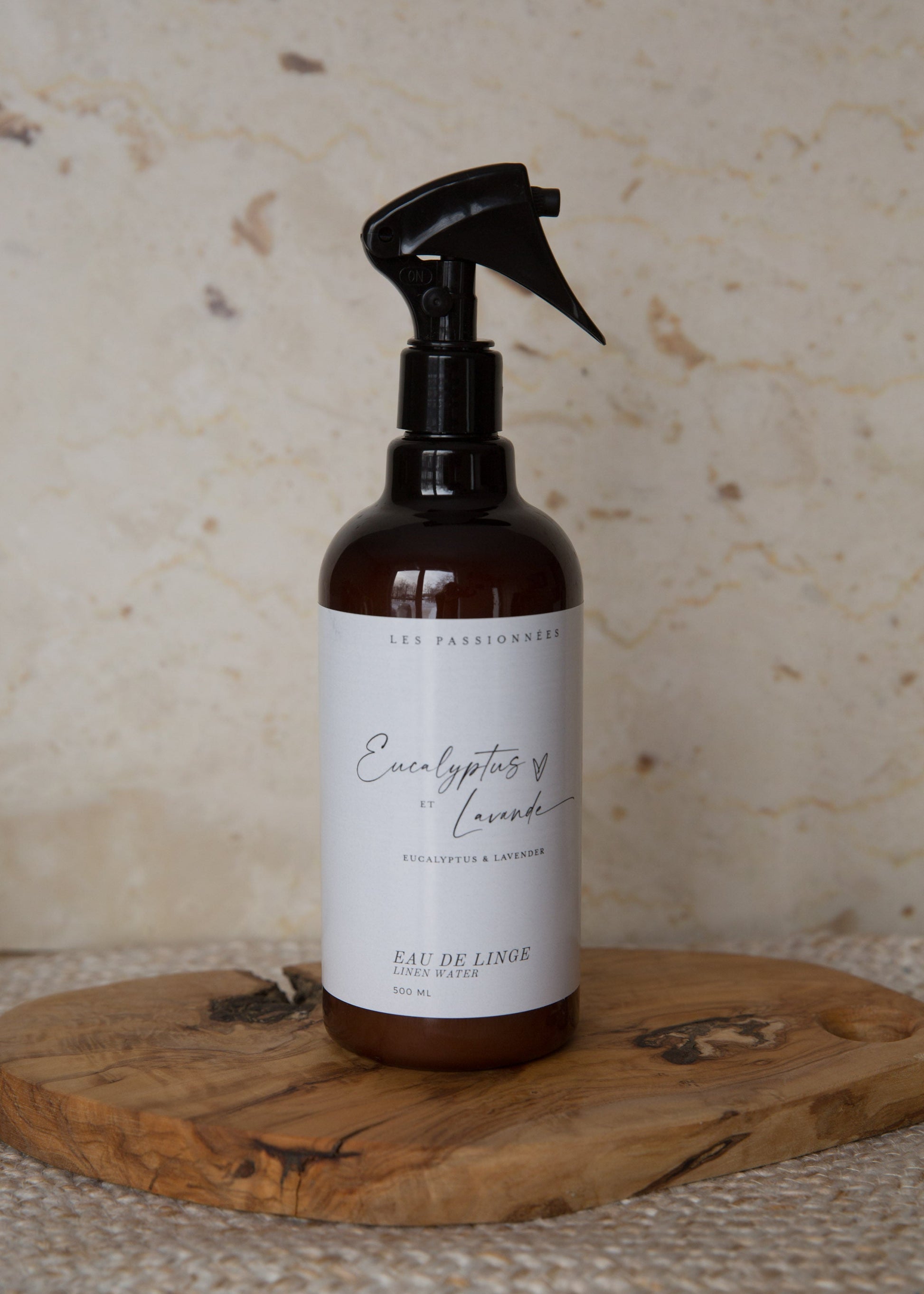 spray eau de linge eucalyptus et lavande en bouteille noire