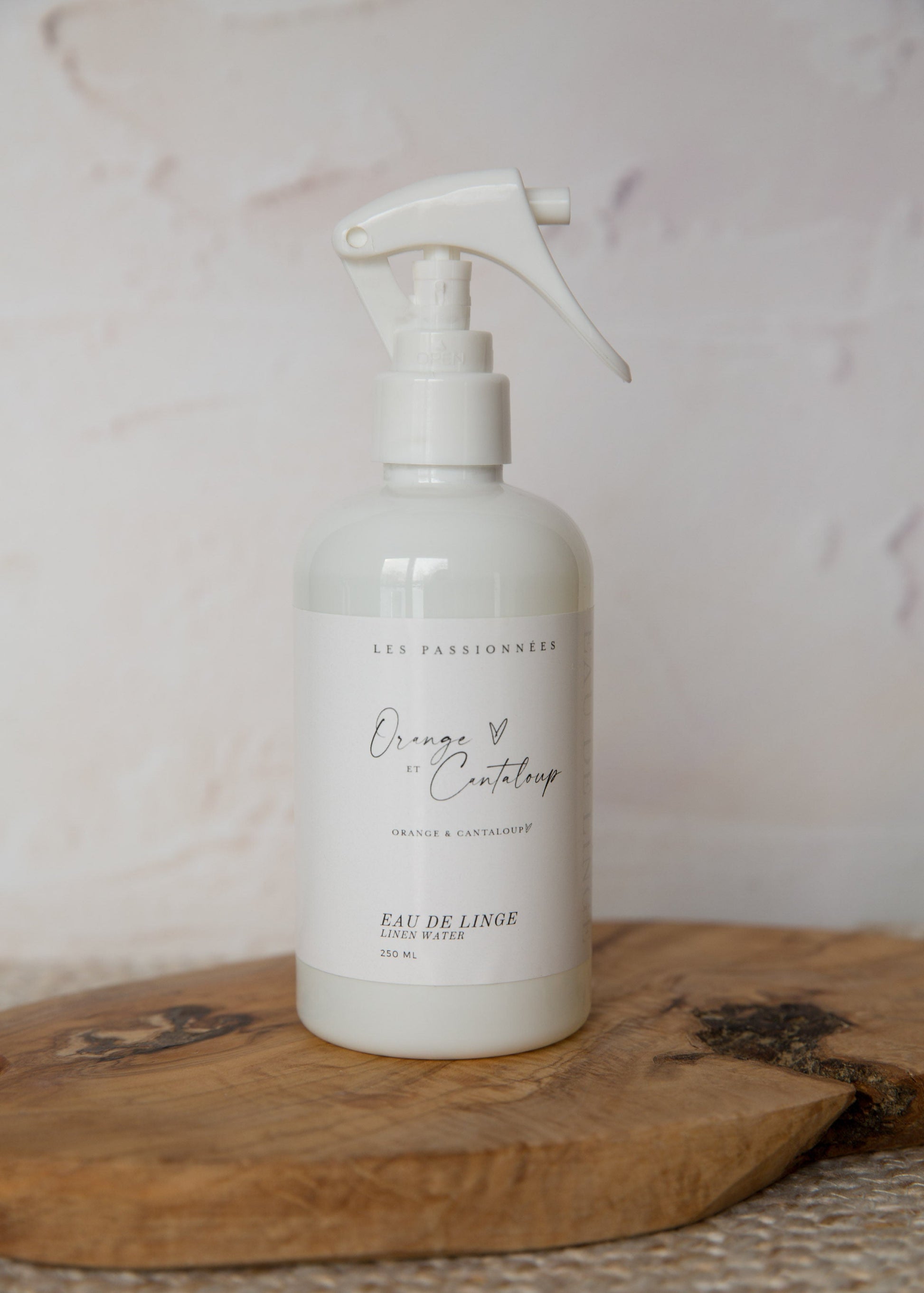 pray eau de linge orange et cantaloup en bouteille blanche