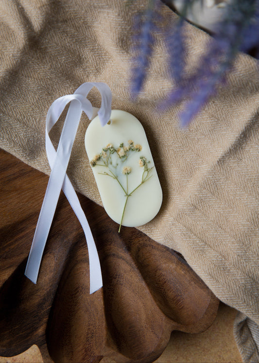 Tablette parfumée senteur coton propre avec fleurs séchées et ruban blanc, ambiance naturelle et fraîche pour la maison