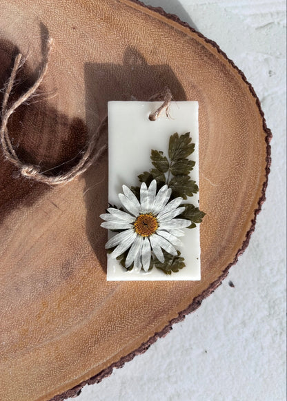 Tablette de cire parfumée Coton Propre avec fleurs séchées posée sur support en bois naturel pour parfumer les petits espaces