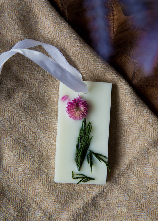 Tablette de cire parfumée framboise et pin avec fleur rose et feuillage, parfum fruité et boisé pour maison, garde-robe et petits espaces