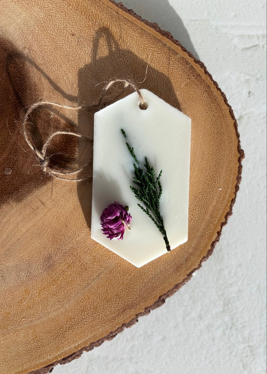 Tablette de cire parfumée Framboise et Pin avec fleurs séchées posée sur support en bois naturel pour parfumer les petits espaces