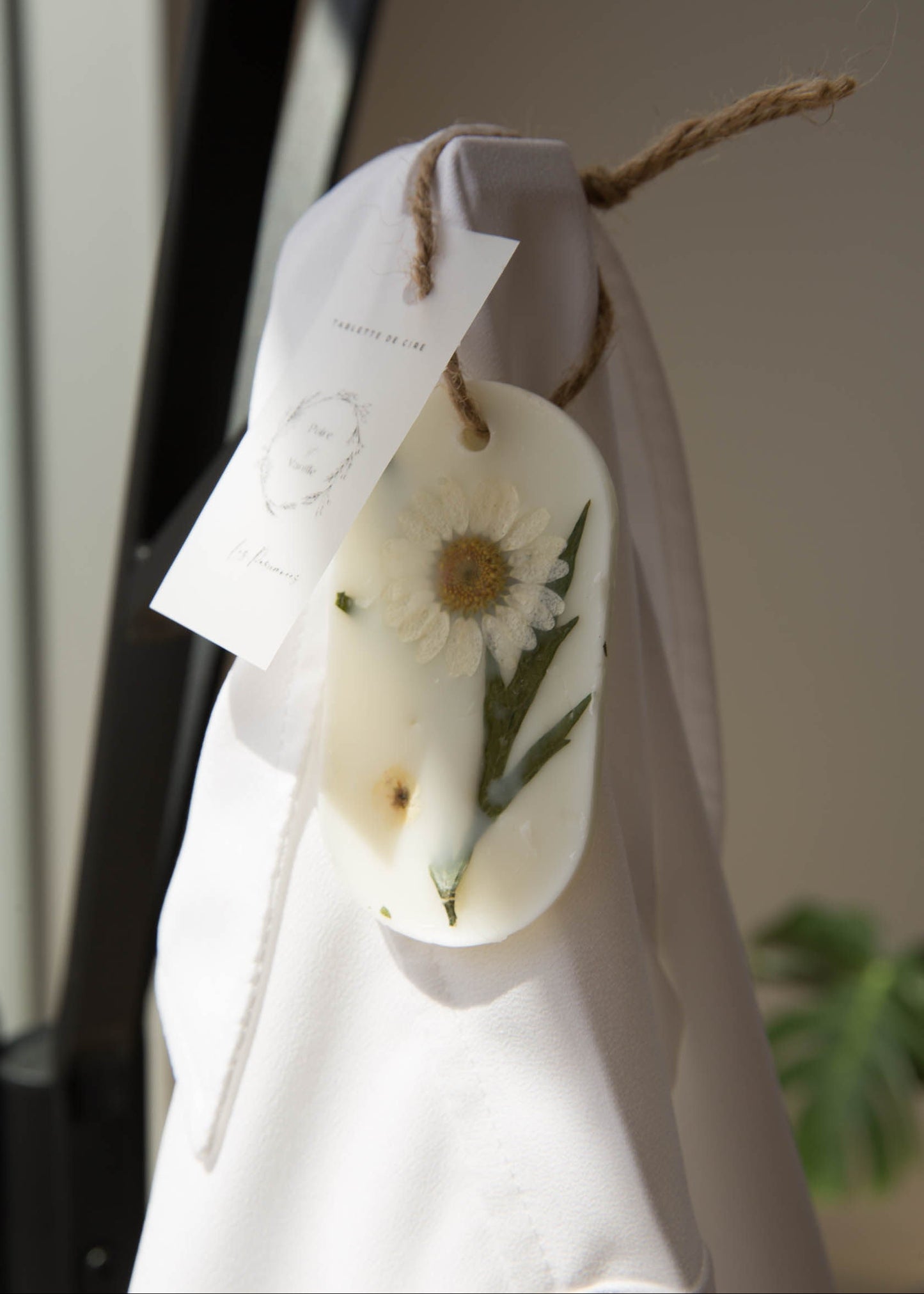 Tablette de cire parfumée avec fleurs séchées suspendue dans un garde-robe pour parfumer naturellement les petits espaces