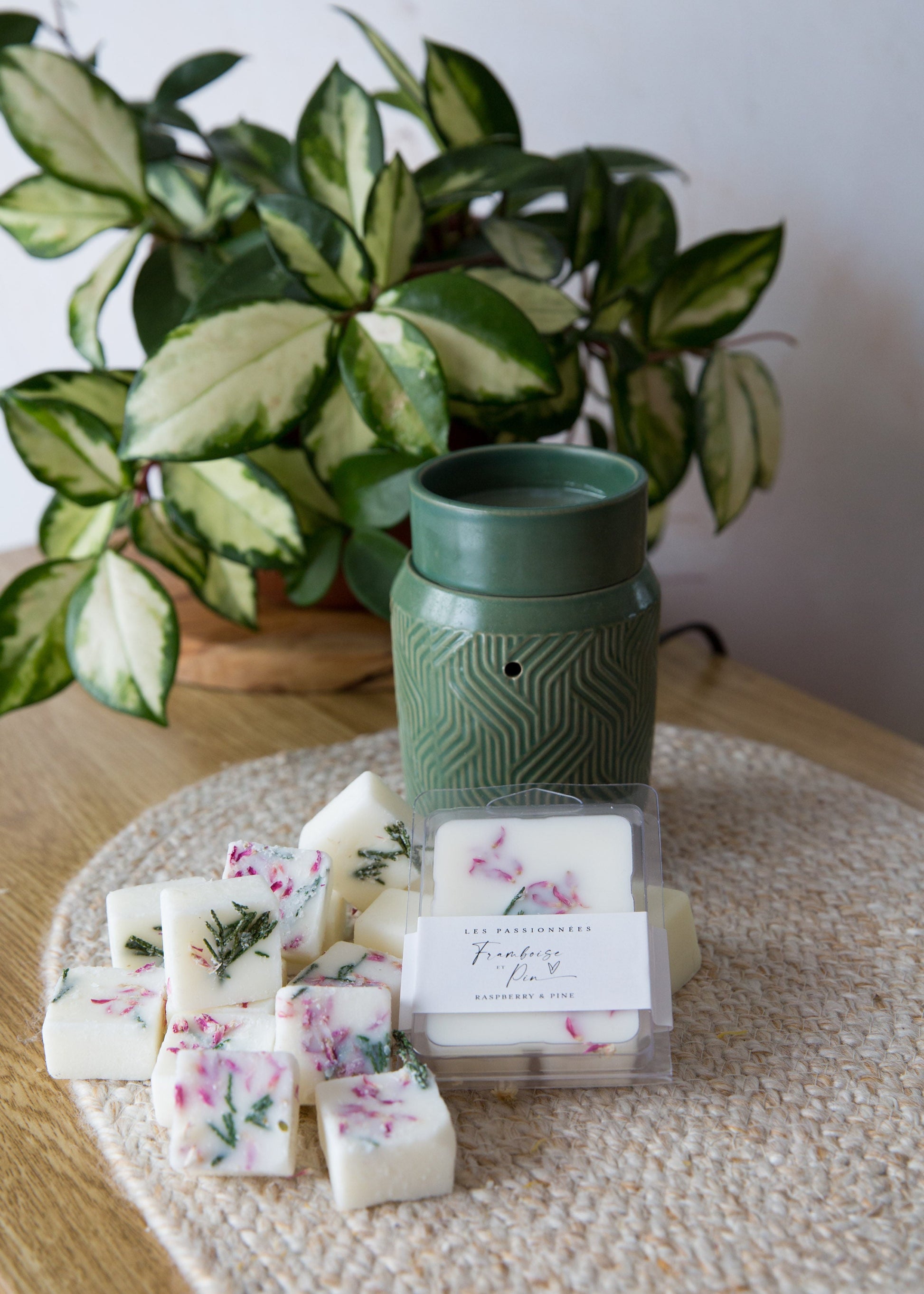 tablettes de cire parfumées framboise et pin en decor naturel