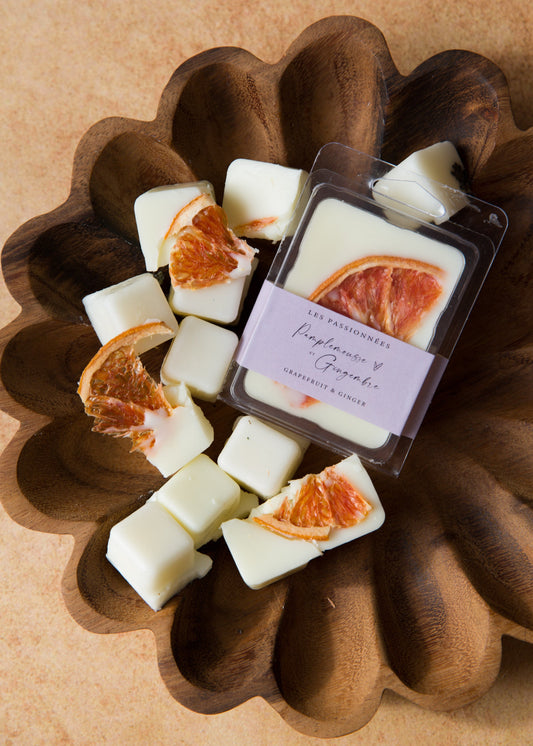 Vue du dessus des cubes de cire parfumée pamplemousse et gingembre sur plateau décoratif