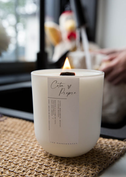 Chandelle parfumée Coton Propre dans un décor minimaliste