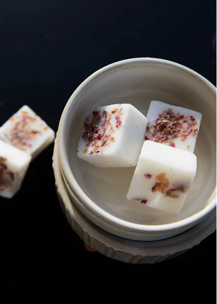 cube parfume en cire naturelle dans diffuseur pour maison