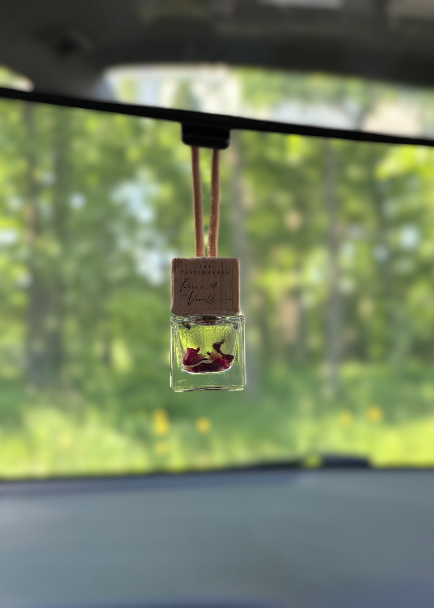 Diffuseur pour voiture suspendu au rétroviseur parfum poire et vanille