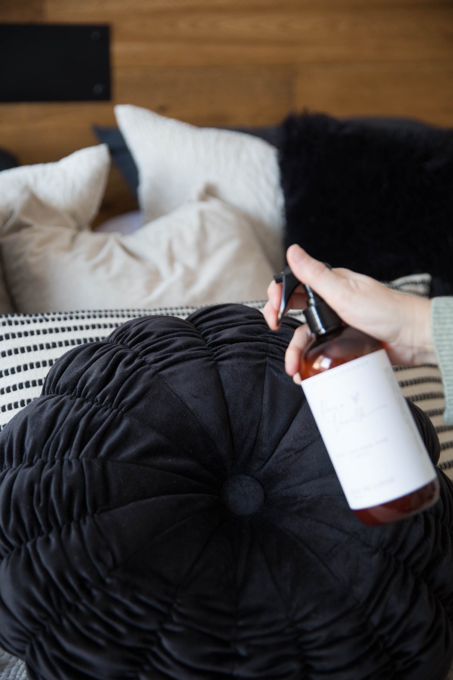 Eau de linge parfumée vaporisée sur coussin et literie – parfum d’ambiance fabriqué au Québec