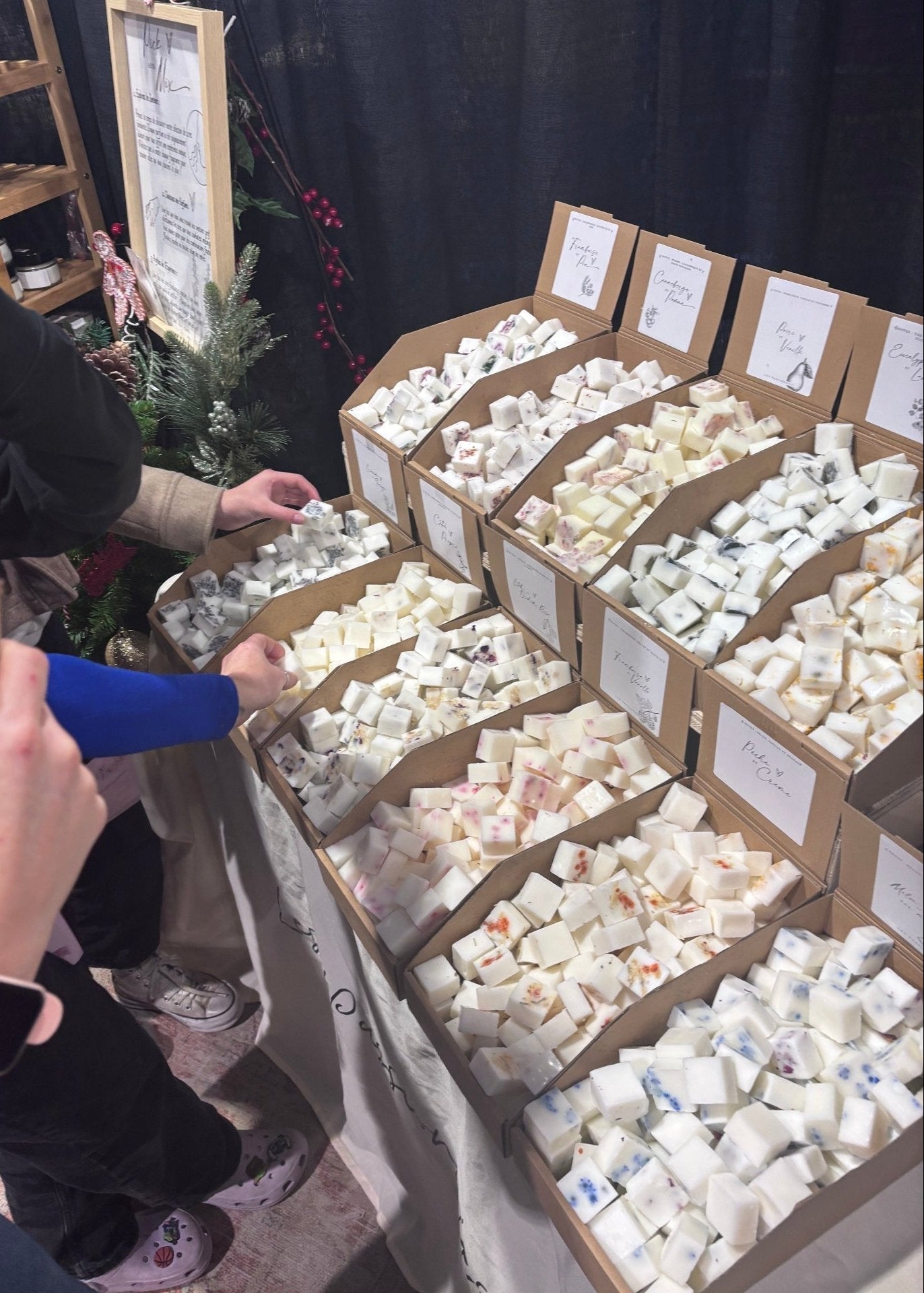 client qui choisit ses cubes parfumes pick and mix